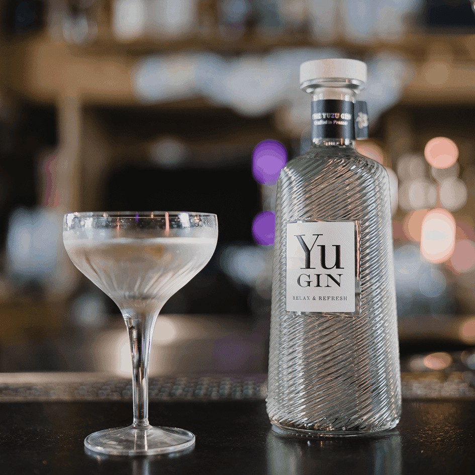 Bouteille de gin et son gin/tonic ou cocktail