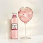 Cocktail Gin Tonic Rose - Verre Ballon - The London Essence - pomelo & pink pepper tonic water