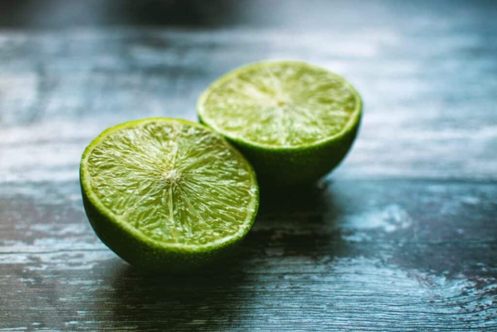Citron coupés en deux sur une planche de bois
